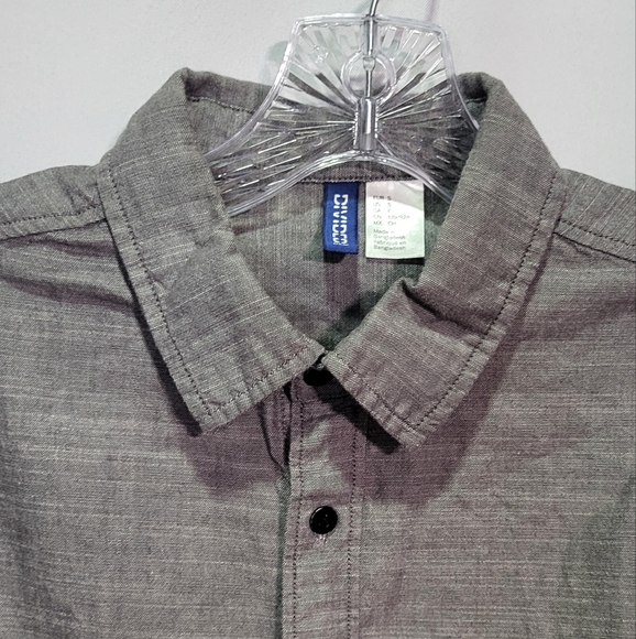 H&M Divided Men's Light Gray Casual Button Up Short Sleeve Shirt Size Small EUC - Picture 2 of 6